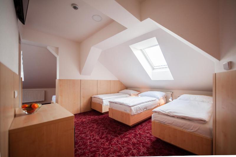 Economy Triple Room image 3