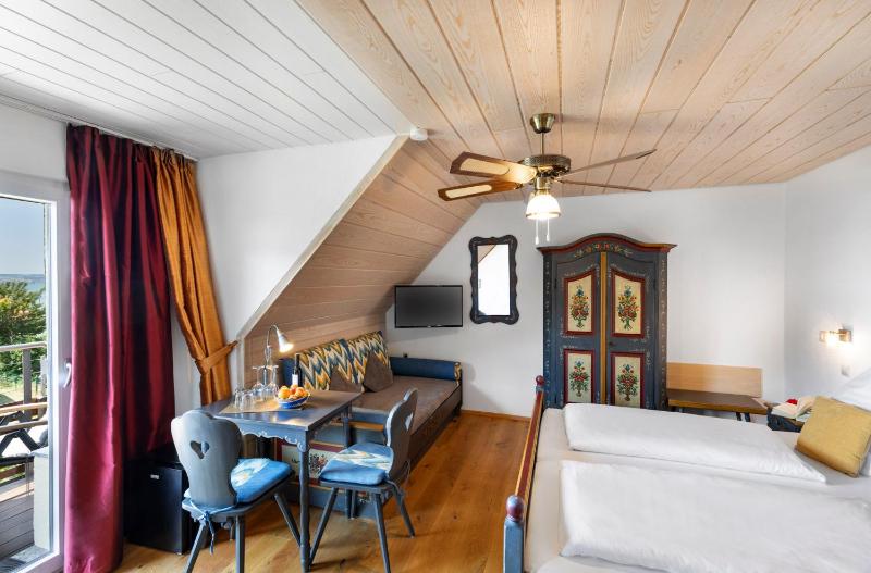 Double Room with Balcony and Lake View image 3