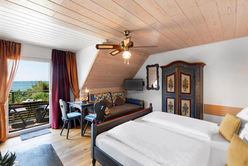 Double Room with Balcony and Lake View image 1