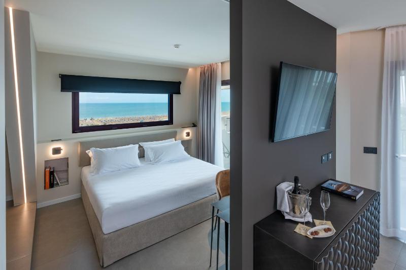 Suite with Sea View image 4