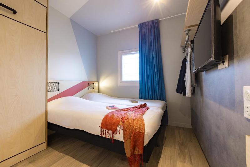 Triple Room with Three Single Beds image 2