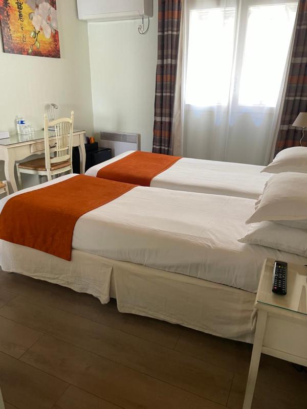 Classic Twin Room image 4