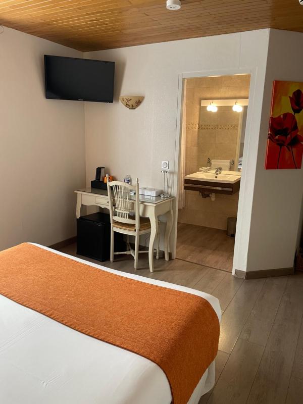 Classic Double Room image 3