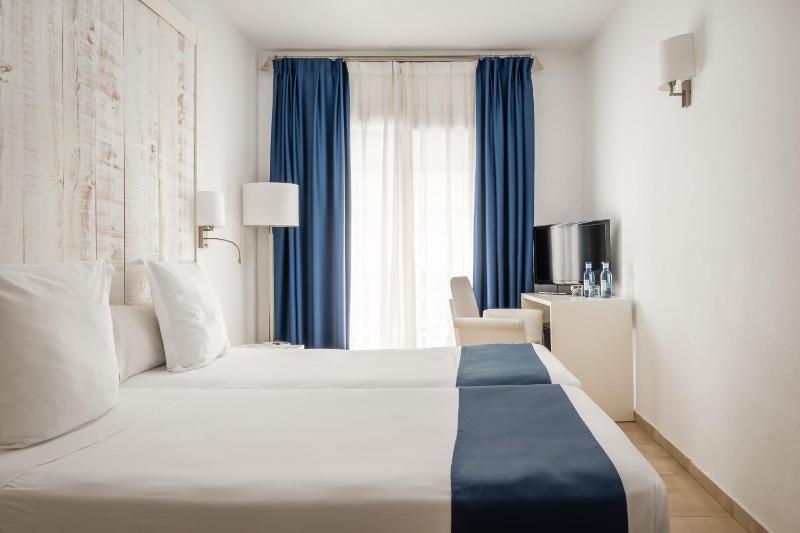 Double or Twin Room image 3
