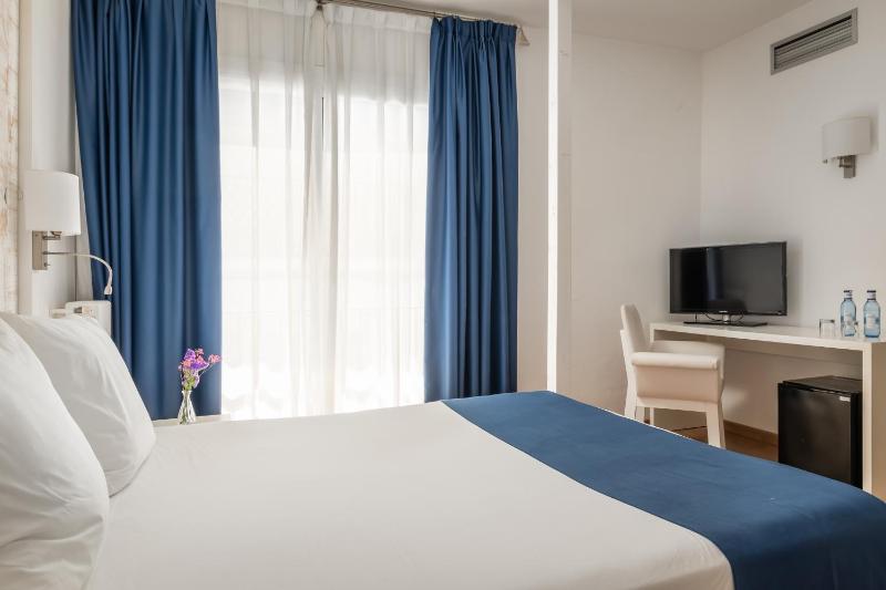 Double or Twin Room image 4