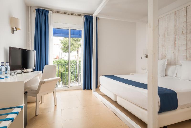 Double or Twin Room with Garden View image 4