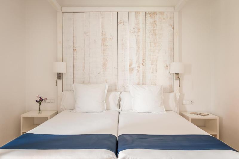 Double or Twin Room with Garden View image 2