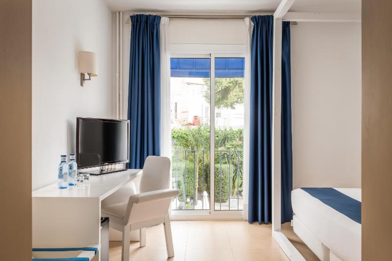 Double or Twin Room with Garden View image 3