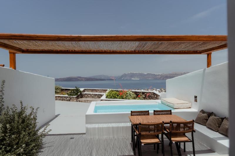 Junior suite Plunge pool & Caldera view image 3