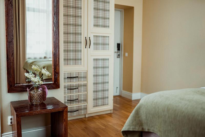Deluxe King Room image 3