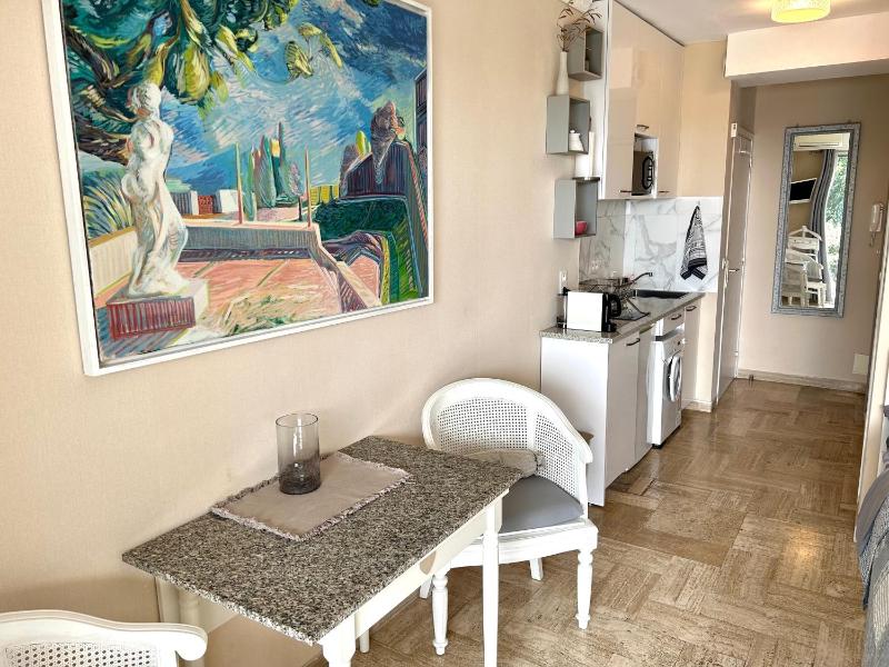 Studio Apartment with Sea View image 4