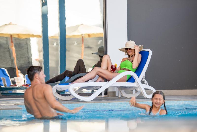 Chalet King Bed - Direct pool access  image 3