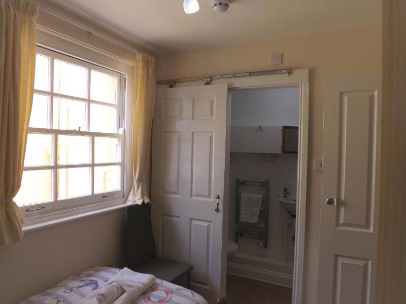 Single Room image 4