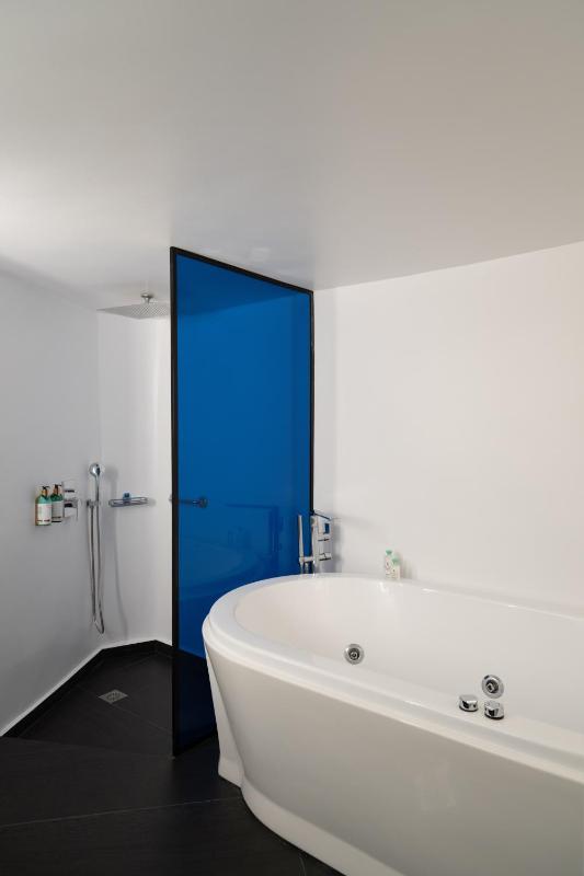 Honeymoon Suite with Open Air Jetted Tub & Caldera View image 4
