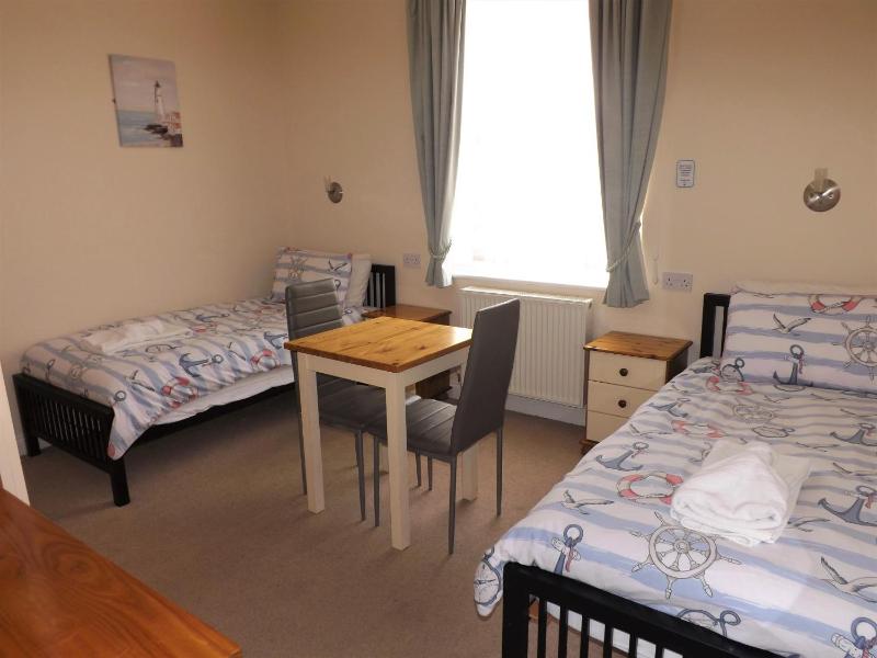 Twin Room image 3