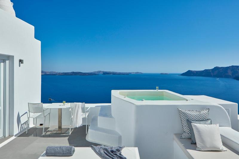Villa Suite with Open Air Jetted Tub & Caldera View image 4