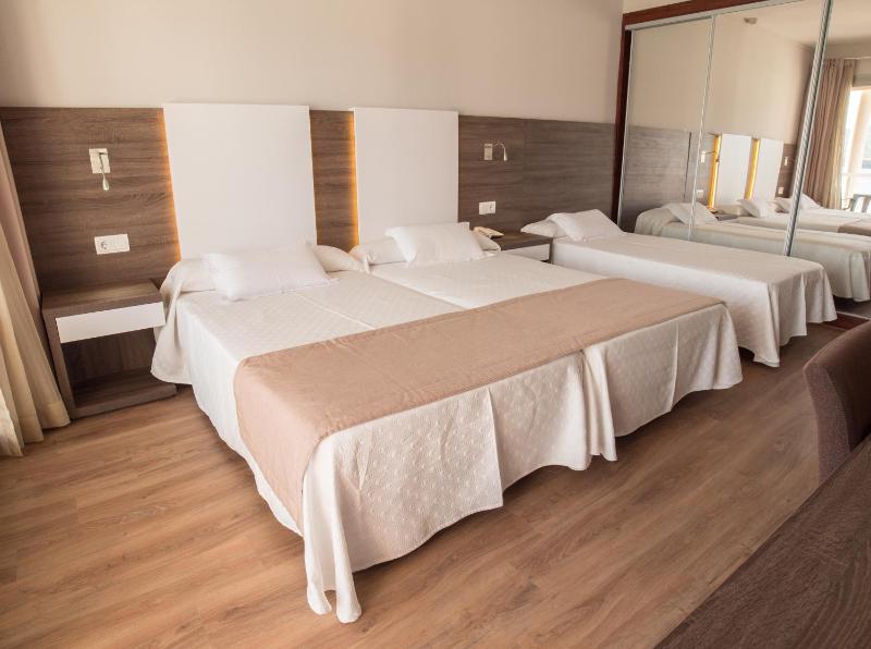Triple Room with Sea View image 1