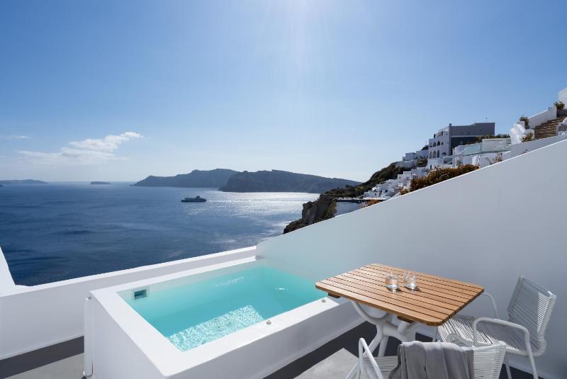 Villa Double Room with Open Air Jetted Tub & Caldera View image 1