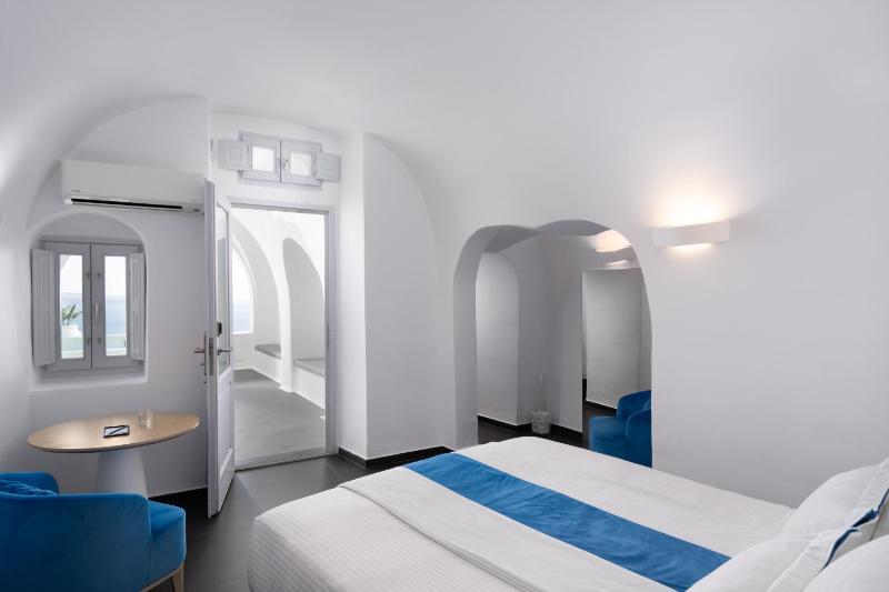 Villa Suite with Open Air Jetted Tub & Caldera View image 1