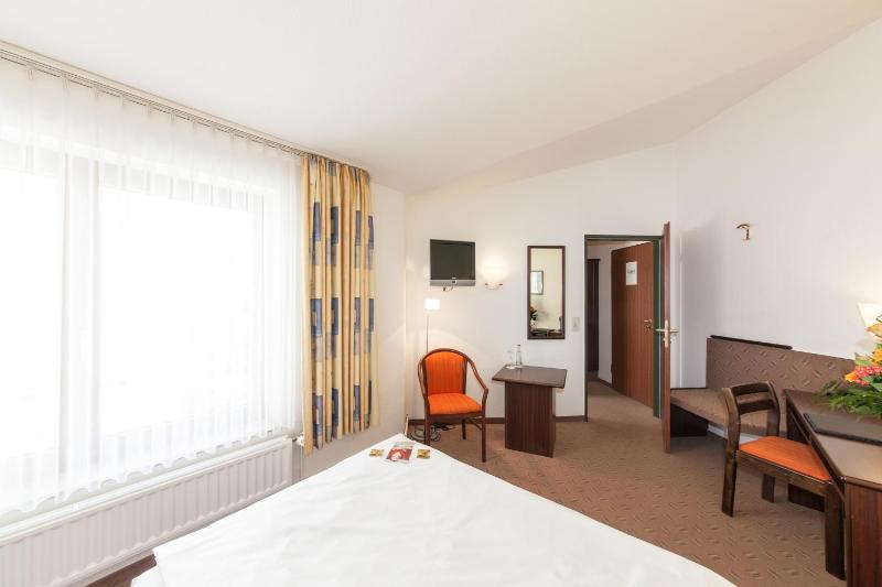 Twin Room image 3