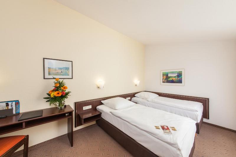 Twin Room image 4