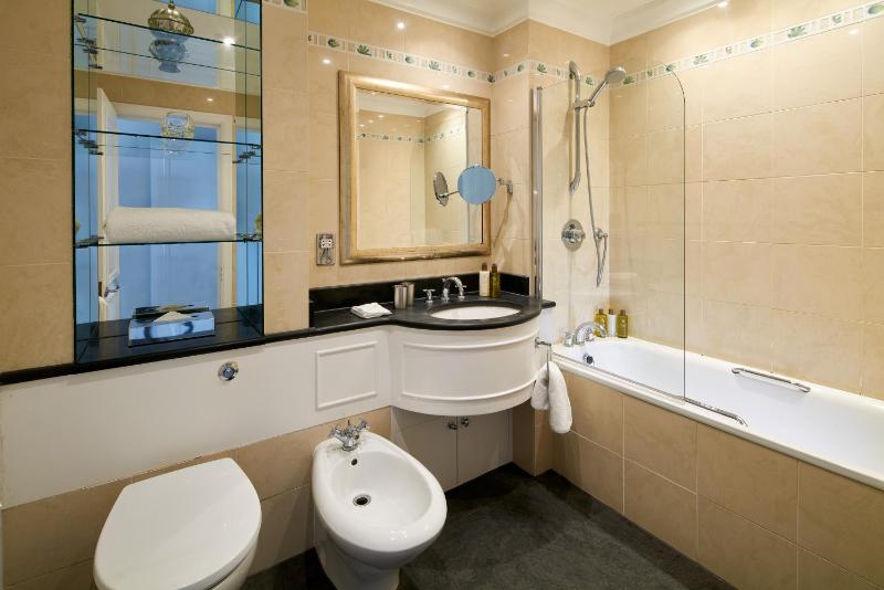 Deluxe Three-Bedroom Apartment, Brompton Road image 3