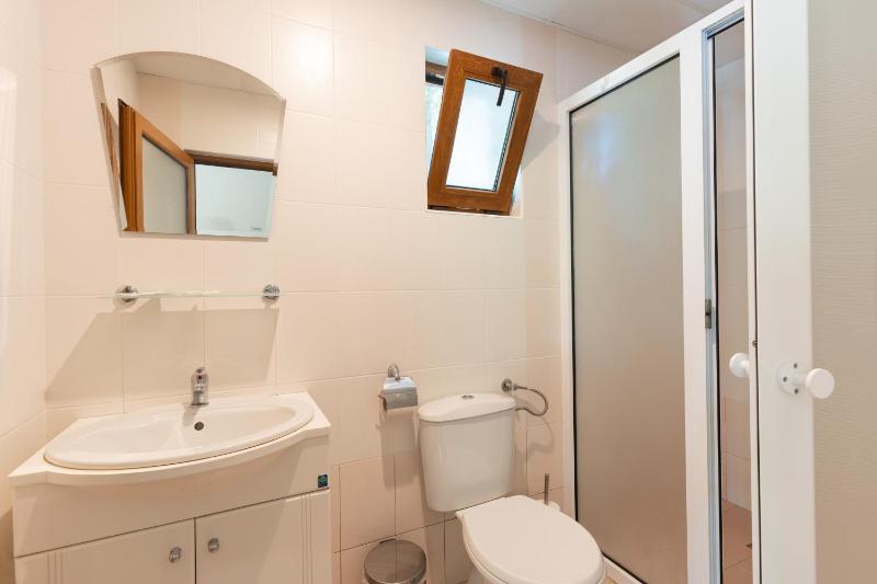 Double or Twin Room image 3