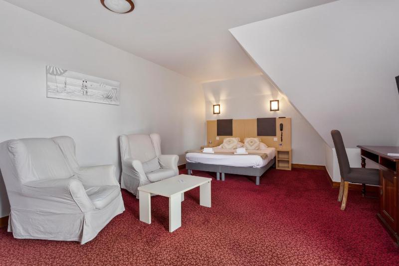 Double Room with Balcony image 3