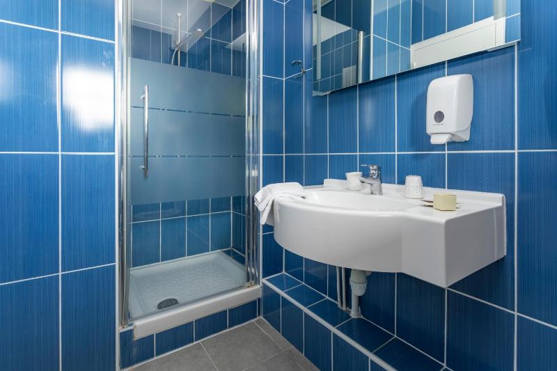 Double Room with Balcony image 2