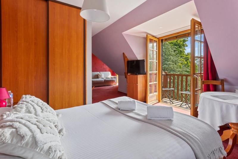 Junior Suite with Balcony image 1