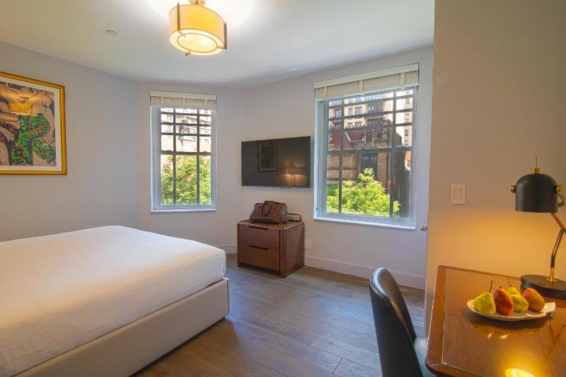Deluxe 1 King Bed image 2