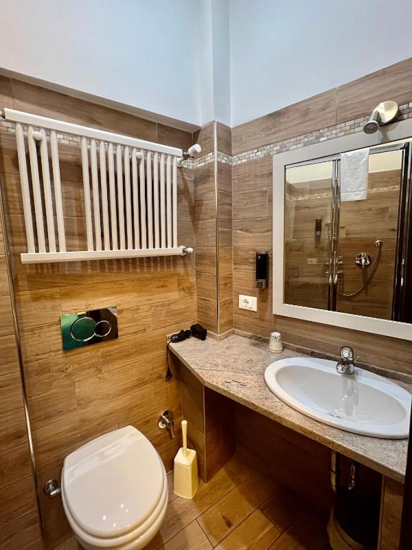 Double or Twin Room image 3