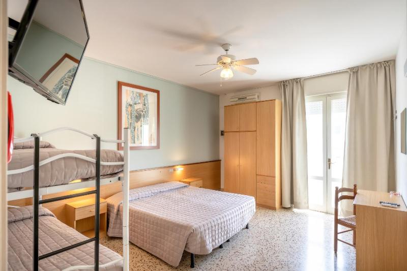 Classic Quadruple Room image 3