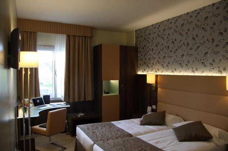 Twin Room image 3