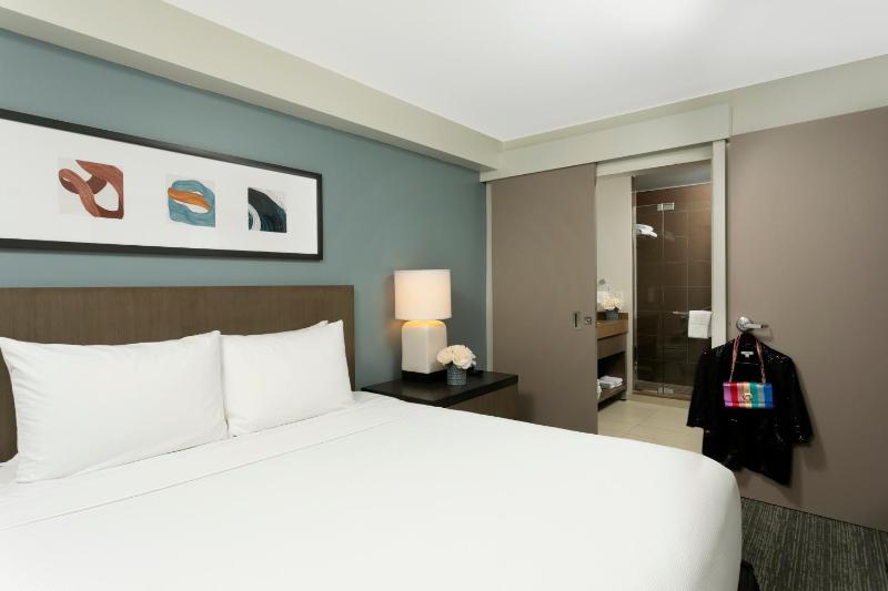 One-Bedroom Suite with Kitchen and Bay View image 2
