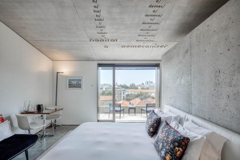 Suite with Balcony image 3