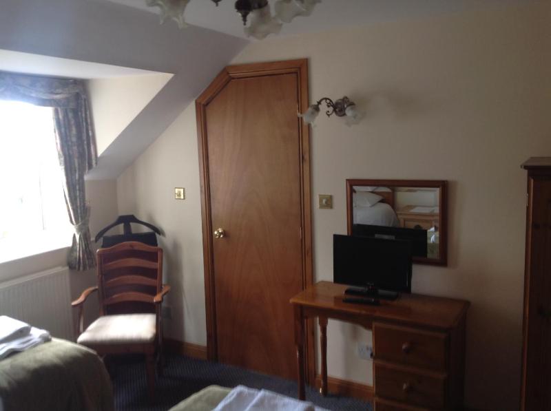 Twin Room image 3
