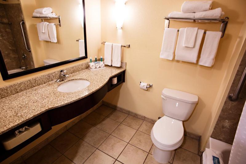 Standard King Room image 2