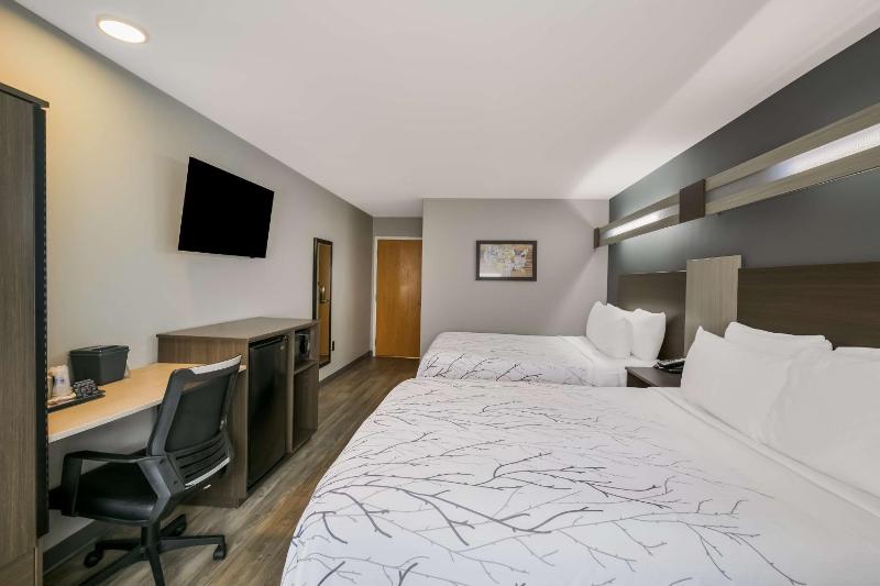 Queen Rooms with Two Queen Beds - Non-Smoking image 4
