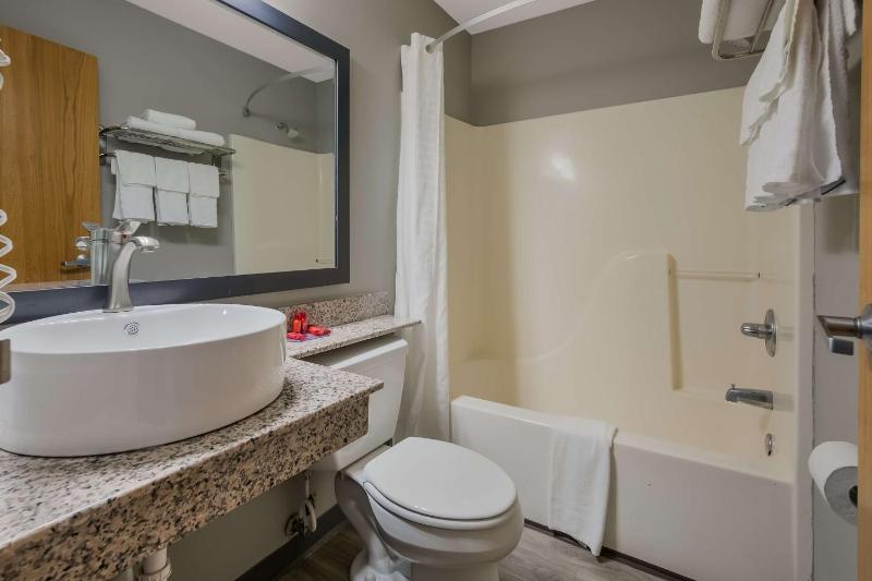Queen Rooms with Two Queen Beds - Non-Smoking image 2