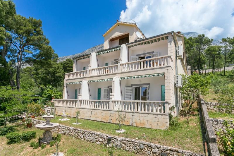Apartments by the sea Brela Makarska - 18356 - image 45
