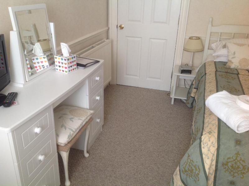 Single Room with Private External Bathroom image 3