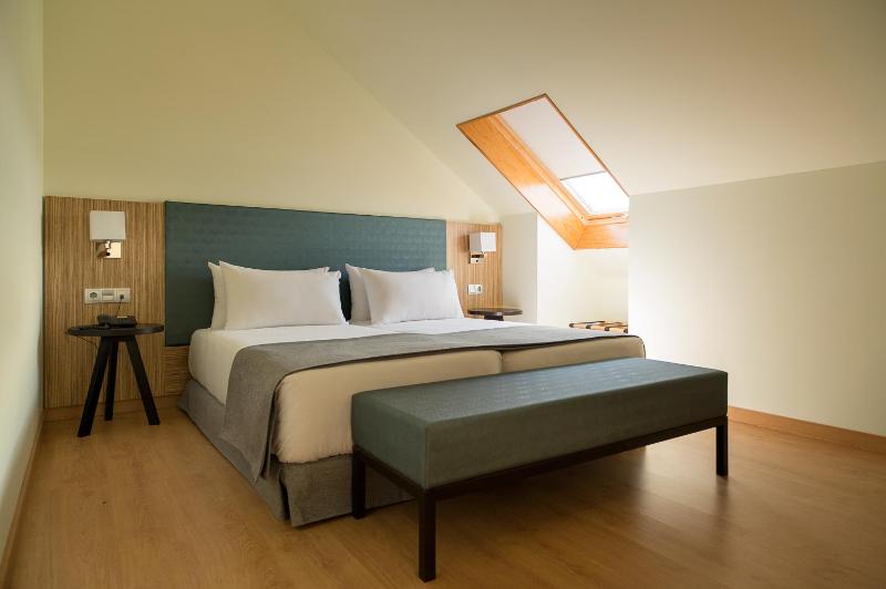 Standard Twin Room with Sea View image 3