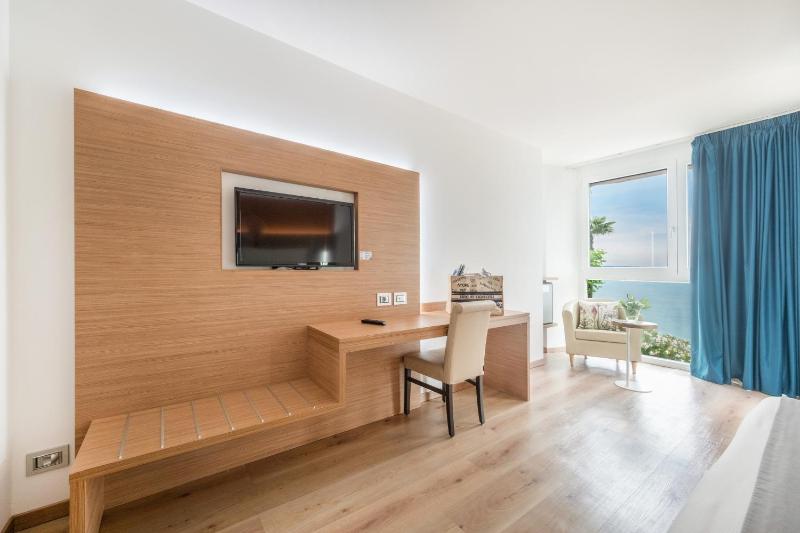 Prestige Double Room with Lake View image 3