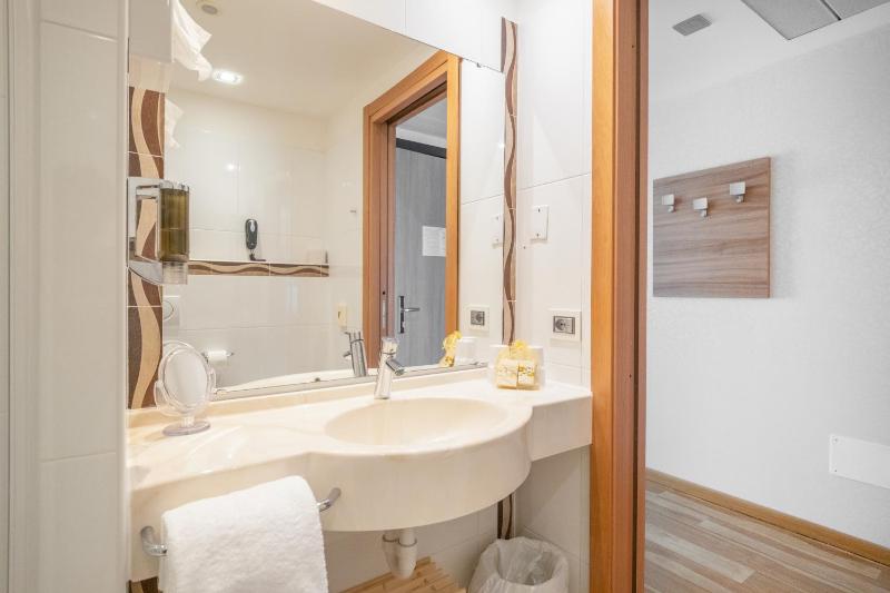 Deluxe Double Room with Balcony and Lake View image 3