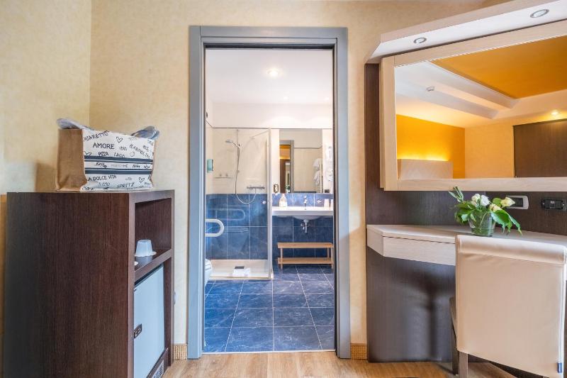 Double Room with Balcony - Disability Access image 4