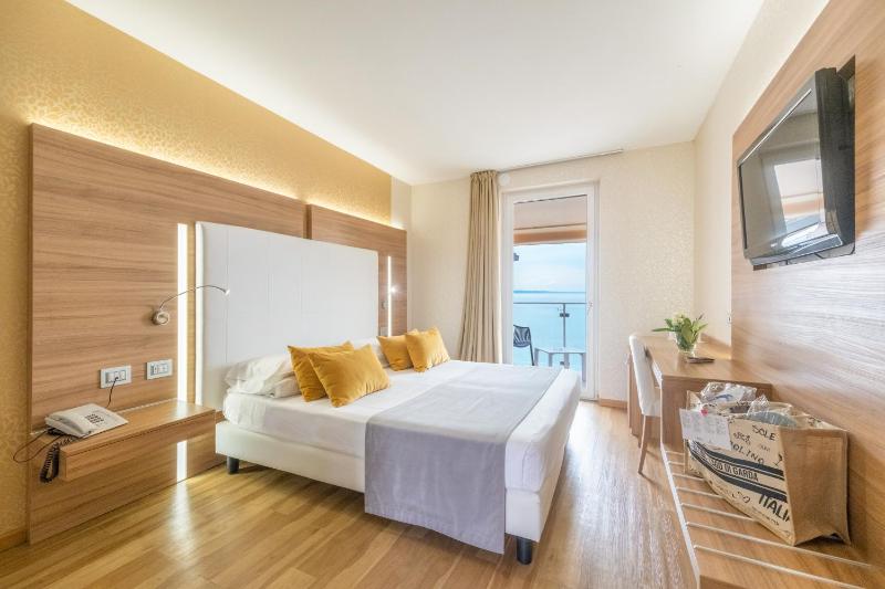 Deluxe Double Room with Balcony and Lake View image 4