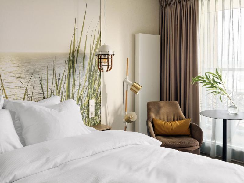 Twin Room with Balcony image 1