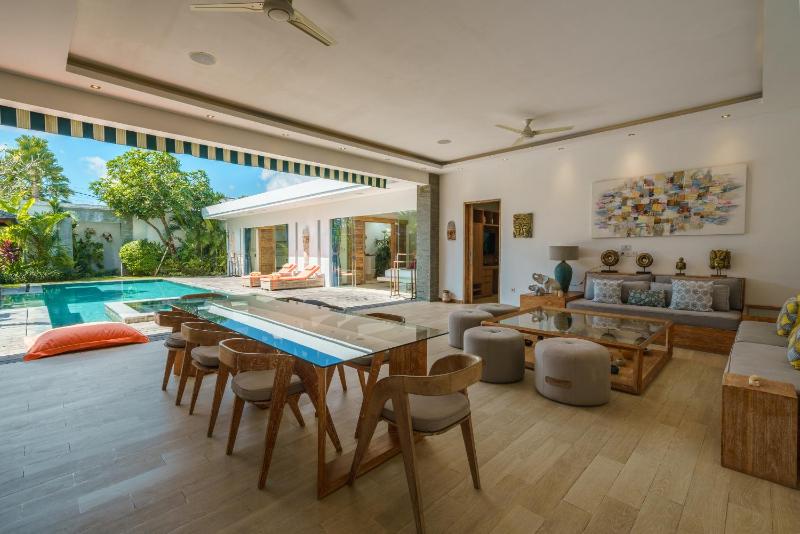 Villa Harlow: Stylish 3BR Villa - Centrally Located in Berawa - image 31