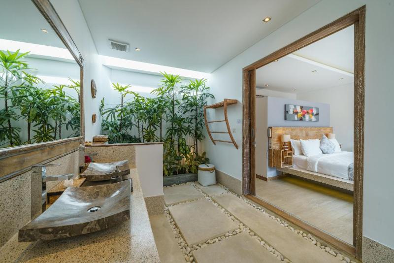 Villa Harlow: Stylish 3BR Villa - Centrally Located in Berawa - image 4